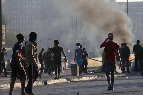 Người biểu tình đốt phá tại thủ đô Baghdad, Iraq ngày 5/10/2019. (Ảnh: THX/TTXVN)