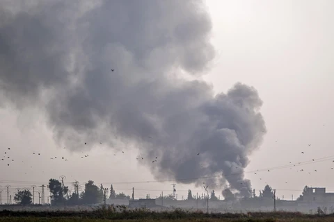 Khói bốc lên khi quân đội Thổ Nhĩ Kỳ oanh tạc thị trấn Tal Abyad (Syria) trong chiến dịch chống các tay súng người Kurd, ngày 9/10/2019. (Ảnh: AFP/TTXVN)