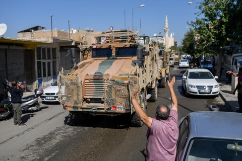 Các tay súng Syria ủng hộ Thổ Nhĩ Kỳ tiến vào Tel Abyad, hướng về thị trấn Akcakale ở Sanliurfa (Syria) trong chiến dịch chống các tay súng người Kurd. (Ảnh: AFP/TTXVN)