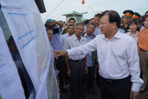 Phó Thủ tướng Chính phủ Trịnh Đình Dũng kiểm tra tại khu vực xây dựng khu tái định cư phục vụ Dự án Sân bay Long Thành. (Ảnh: Công Phong/TTXVN)