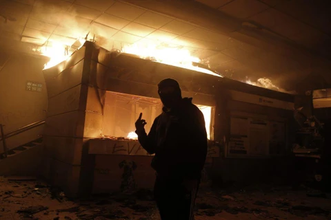 Người biểu tình đốt phá một ga tàu điện ngầm. (Nguồn: AP)