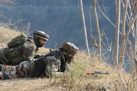 Lực lượng an ninh Ấn Độ gác tại khu vực biên giới Ấn Độ-Pakistan. (Ảnh:AFP/TTXVN)