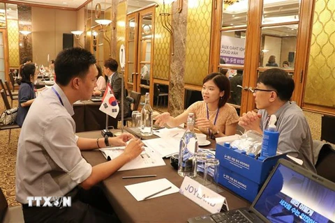 Doanh nghiệp hai nước Việt Nam-Hàn Quốc tìm hiểu cơ hội hợp tác, đầu tư. (Ảnh: Hứa Chung/TTXVN)
