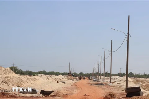 Hệ thống đường giao thông và cột điện đang được xây dựng trong khu tái định cư Hải Khê. (Ảnh: Nguyên Lý/TTXVN)