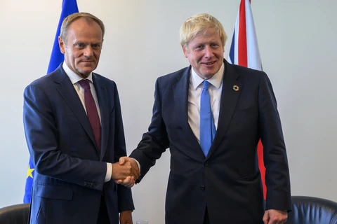 Chủ tịch Hội đồng châu Âu Donald Tusk (trái) trong cuộc gặp Thủ tướng Anh Boris Johnson tại New York (Mỹ) ngày 23/9/2019. (Ảnh: AFP/TTXVN)