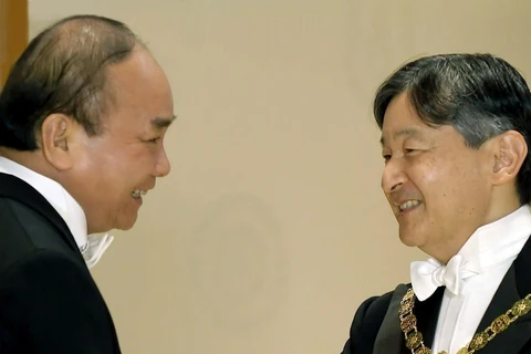 Nhà Vua Nhật Bản Naruhito đón Thủ tướng Nguyễn Xuân Phúc. (Ảnh: TTXVN phát)