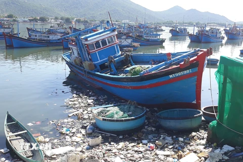 Nhiều loại rác thải khó phân hủy nổi lềnh bềnh trên mặt nước. (Ảnh: Nguyễn Thành/TTXVN)