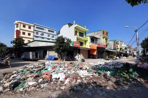 Rác thải chất đống tại khu vực sau chợ Vinh, đoạn ngã tư số 4, khu đô thị Long Châu, phường Vinh Tân. (Ảnh: Tá Chuyên/TTXVN)