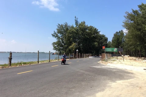 Đập Hòa Duân ở thị trấn Thuận An, huyện Phú Vang nay đã được hàn khẩu trở thành tuyến Quốc lộ 49B. (Ảnh: Đỗ Trưởng/TTXVN)
