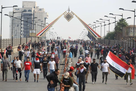 Biểu tình phản đối chính phủ tại Baghdad, Iraq, ngày 25/10. (Ảnh: AFP/TTXVN)