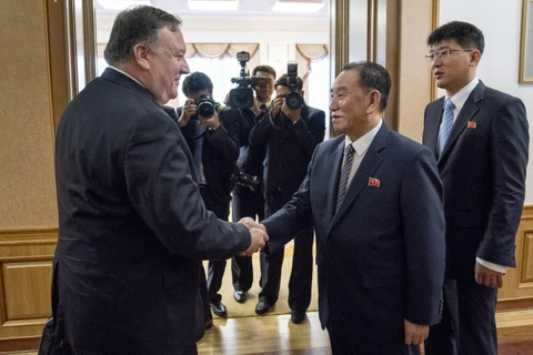 Ông Kim Yong-chol (phải), Phó Chủ tịch Ban Chấp hành trung ương Đảng Lao động Triều Tiên, và Ngoại trưởng Mỹ Mike Pompeo trong cuộc gặp tại Bình Nhưỡng ngày 7/7/2018. (Ảnh: AFP/TTXVN)