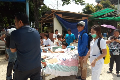 Chuyển nạn nhân bị thương sau trận động đất ở thị trấn Makilala trên đảo Midanao, miền Nam Philippines ngày 29/10/2019. (Ảnh: AFP/TTXVN)