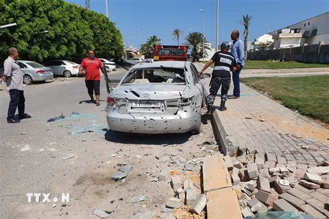 Ôtô bị phá hủy sau một vụ tấn công tại sân bay quốc tế Mitiga ở Tripoli, Libya (Ảnh: AFP/TTXVN)