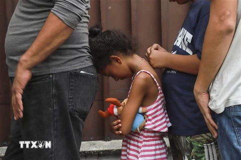 Người di cư trong hành trình tới Mỹ chờ được hỗ trợ tại trại tị nạn ở Tapachula, bang Chiapas (Mexico) ngày 11/6/2019. (Ảnh: AFP/TTXVN)