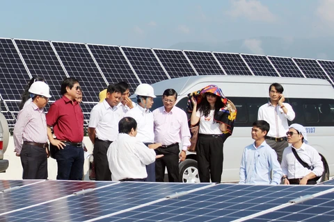 Đoàn công tác Vụ Khoa học và Công nghệ - Ban Tuyên giáo Trung ương, thị sát dự án tổ hợp điện gió và điện mặt trời của Tập đoàn Trung Nam tại huyện Thuận Bắc. (Ảnh: Công Thử/TTXVN)