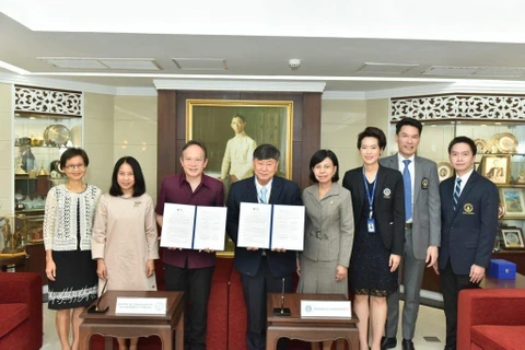 Đại diện Bộ Ngoại giao Thái Lan và Đại học Mahidol tại lễ ký Bản ghi nhớ về việc thành lập trung tâm. (Ảnh: TTXVN phát)