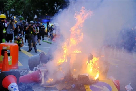 Người biểu tình bạo lực đốt phá trên đường phố tại Hong Kong. (Ảnh: THX/ TTXVN)