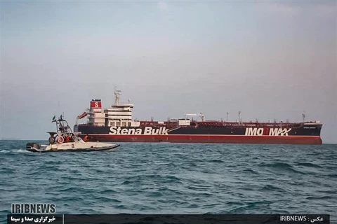 Tàu chở dầu Stena Impero treo cờ Anh neo gần cảng Bandar Abbas, Iran, ngày 22/7. (Ảnh: AFP/TTXVN)