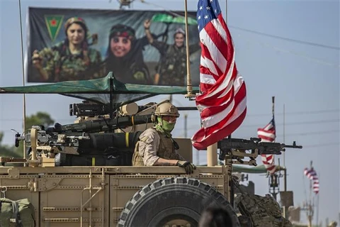 Xe quân sự Mỹ tuần ra tại thị trấn miền Đông Bắc Syria Qahtaniyah, giáp giới Thổ Nhĩ Kỳ ngày 31/10/2019. (Ảnh: AFP/TTXVN)