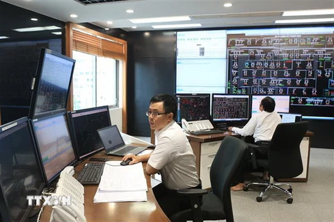Phòng điều hành Trung tâm điều độ hệ thống điện thông minh tại Thành phố Hồ Chí Minh được kết nối với hệ thống thiết bị tự động được lắp đặt trên lưới điện. (Ảnh: Ngọc Hà/TTXVN)