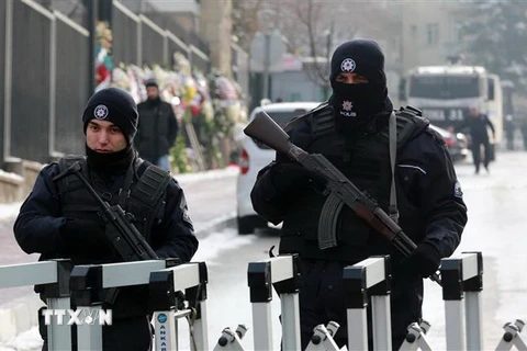 Cảnh sát Thổ Nhĩ Kỳ tăng cường an ninh tại thủ đô Ankara. (Ảnh: AFP/TTXVN)