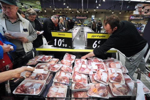 Người dân chọn mua hàng hóa tại siêu thị ở Toulouse, Pháp. (Ảnh: AFP/TTXVN)