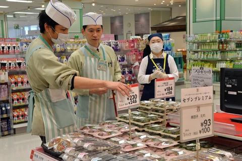 Nhân viên kiểm tra giá các mặt hàng tại siêu thị Itoyokado ở Tokyo, Nhật Bản. (Ảnh: AFP/TTXVN)