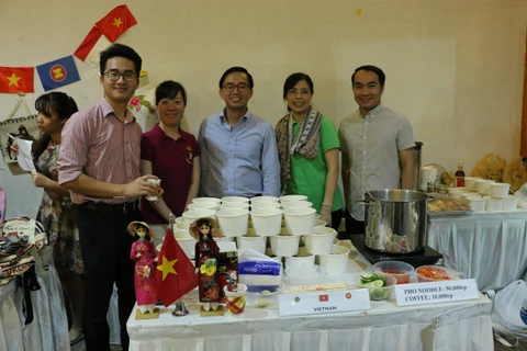 Đại sứ Trần Đức Bình, Trưởng phái đoàn Việt Nam tại ASEAN cùng với đoàn Việt Nam tại Hội chợ. (Ảnh: Hữu Chiến/TTXVN)