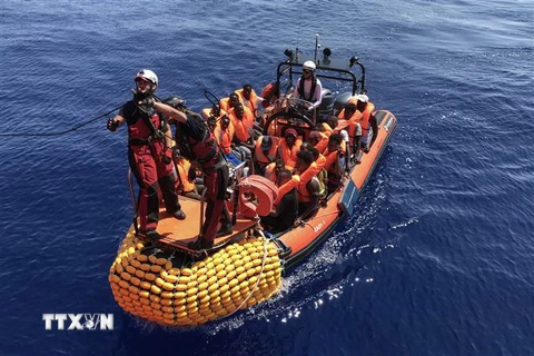 Người di cư được cứu trên Địa Trung Hải ngày 12/8/2019. (Ảnh: AFP/TTXVN)