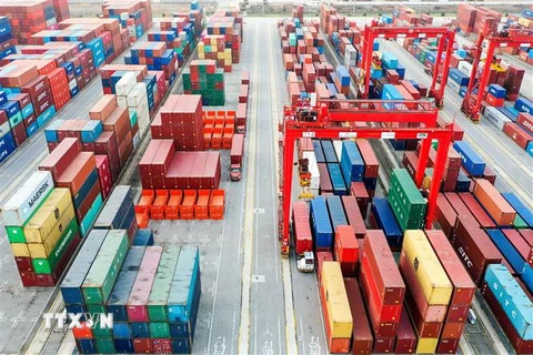 Hàng hóa được xếp tại cảng ở Giang Tô, Trung Quốc, ngày 30/10/2019. (Ảnh: THX/TTXVN)