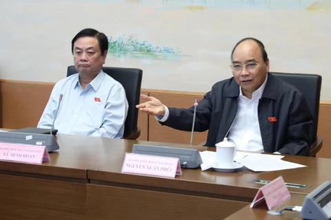 Thủ tướng Nguyễn Xuân Phúc, đại biểu Quốc hội thành phố Hải Phòng, thảo luận về dự án Luật Đầu tư theo hình thức đối tác công tư. (Ảnh: Lâm Khánh/TTXVN)