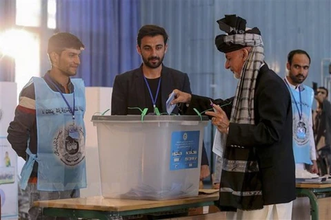 Tổng thống đương nhiệm Afghanistan Ashraf Ghani (phải) bỏ phiếu bầu Tổng thống tại điểm bầu cử ở Kabul ngày 28/9/2019. (Nguồn: AFP/TTXVN)