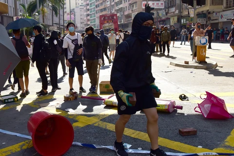 Người biểu tình quá khích ném gạch đá tại Sai Wan Ho, Hong Kong, Trung Quốc, ngày 11/11. (Ảnh: THX/TTXVN)