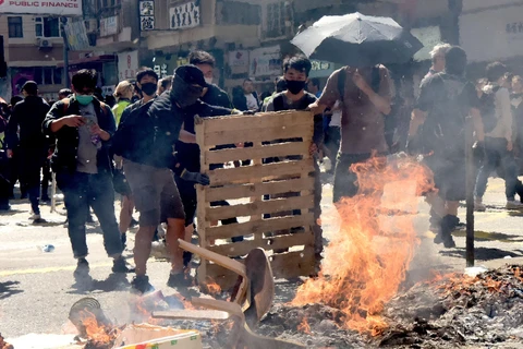 Người biểu tình dựng vật cản và đốt phá trên đường phố, làm tê liệt hệ thống giao thông tại Hong Kong (Trung Quốc) ngày 11/11/2019. (Ảnh: THX/TTXVN)
