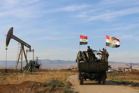 Quân đội Syria được triển khai tại khu vực tập trung nhiều mỏ dầu ở tỉnh Hasakah, Đông Bắc Syria ngày 5/11/2019. (Ảnh: THX/TTXVN)