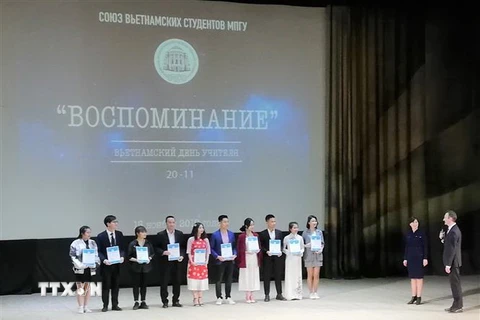 Tặng bằng khen cho 10 sinh viên Việt Nam có thành tích học tập xuất sắc. (Ảnh: Duy Trinh/TTXVN)