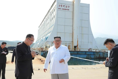 (Ảnh do Hãng Thông tấn Trung ương Triều Tiên đăng phát ngày 23/10/2019): Nhà lãnh đạo Triều Tiên Kim Jong-un (giữa) thị sát khu nghỉ dưỡng núi Kumgang. (Ảnh: AFP/TTXVN)