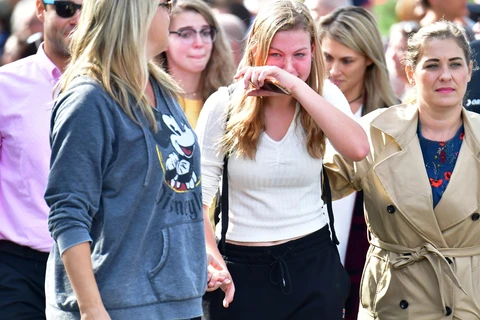 Người thân an ủi các nữ sinh sau vụ xả súng tại Trường trung học Saugus ở Santa Clarita, Los Angeles, Mỹ ngày 14/11/2019. (Ảnh: AFP/TTXVN)