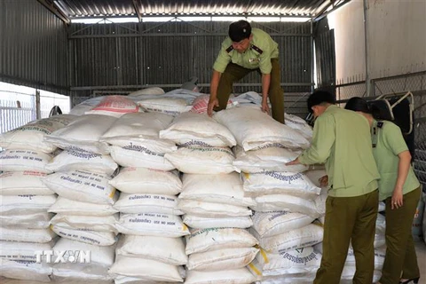 Số lượng đường cát nhập lậu vừa bị Cục Quản lý Thị trường Tây Ninh thu giữ. (Ảnh: Lê Đức Hoảnh/TTXVN)