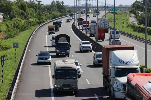 Lưu lượng xe đông, nhiều phương tiện không giữ khoảng cách an toàn, thậm chí chạy vào làn khẩn cấp. (Ảnh: Bùi Giang/TTXVN)