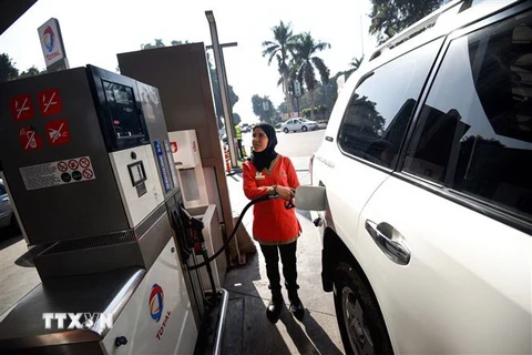 Tại một trạm bơm xăng ở thủ đô Cairo, Ai Cập. (Ảnh: AFP/TTXVN)