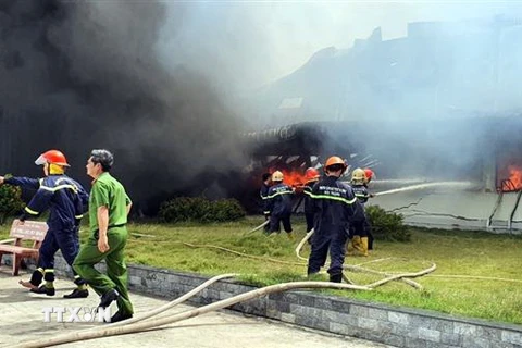 Lực lượng phòng cháy chữa cháy nỗ lực dập lửa. (Ảnh: Trung Hiếu/TTXVN)