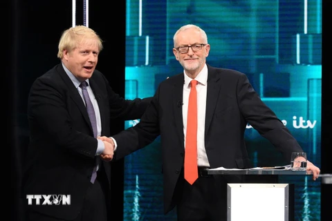 Thủ tướng Anh Boris Johnson (trái) và Lãnh đạo Công đảng Jeremy Corbyn trong cuộc tranh luận trực tiếp đầu tiên trên truyền hình ở London tối 19/11/2019. (Ảnh: AFP/TTXVN)