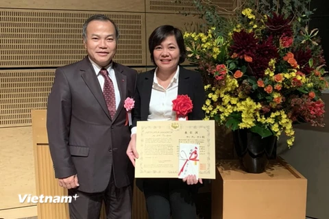 Đại sứ Việt Nam tại Nhật Bản Vũ Hồng Nam chúc mừng chị Mai Thị Ngân. (Ảnh: Đào Thanh Tùng/Vietnam+)
