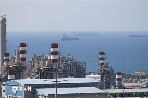 Toàn cảnh một giếng dầu ở cảng biển Asalouyeh, phía Bắc vùng Vịnh Persia, Iran. (Ảnh: Reuters/TTXVN)