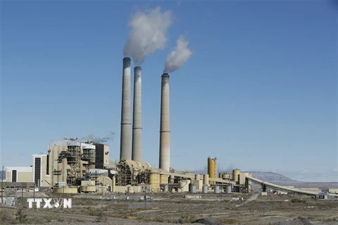 Khí thải bốc lên từ ống khói tại một nhà máy điện. (Ảnh: AFP/TTXVN)