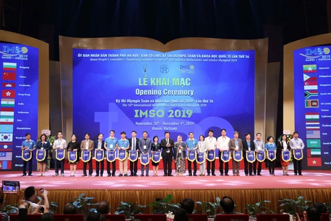 Ban tổ chức tặng cờ lưu niệm và kỷ niệm chương cho các về tham dự thi Olympic Toán học và Khoa học quốc tế lần thứ 16 - IMSO 2019. (Ảnh: Thanh Tùng/TTXVN)