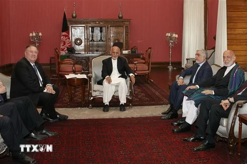 Tổng thống Afghanistan Mohammad Ashraf Ghani (giữa) và Ngoại trưởng Mỹ Mike Pompeo (trái) trong cuộc gặp tại Kabul ngày 25/6/2019. (Ảnh: AFP/TTXVN)