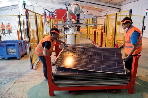Công nhân làm việc tại nhà máy ở Rousset, miền nam nước Pháp, ngày 25/6/2018. (Ảnh: AFP/TTXVN)