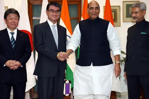 Quan chức Ấn Độ và Nhật Bản. (Nguồn: Reuters)